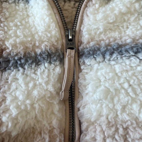 Abercrombie & Fitch Soft Sherpa in Cream and Tan - Picture 4 of 7